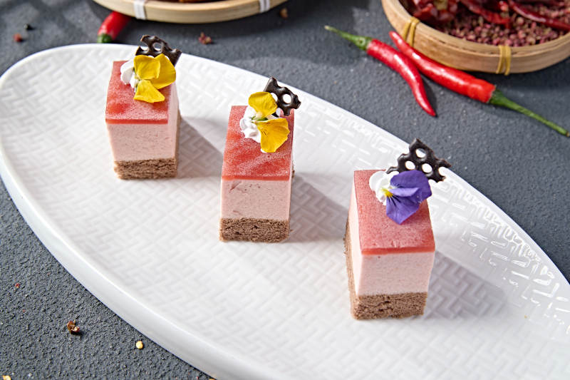 奶香慕斯草莓山楂果冻糕