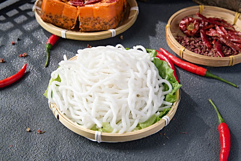 青色瓷盘装的火锅食材土豆粉条