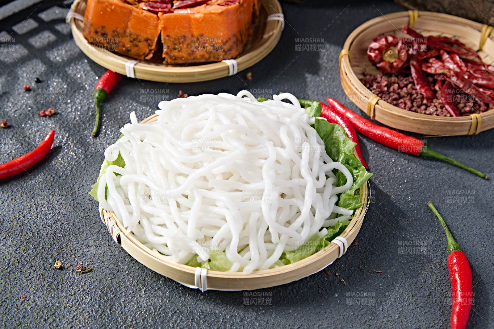 青色瓷盘装的火锅食材土豆粉条