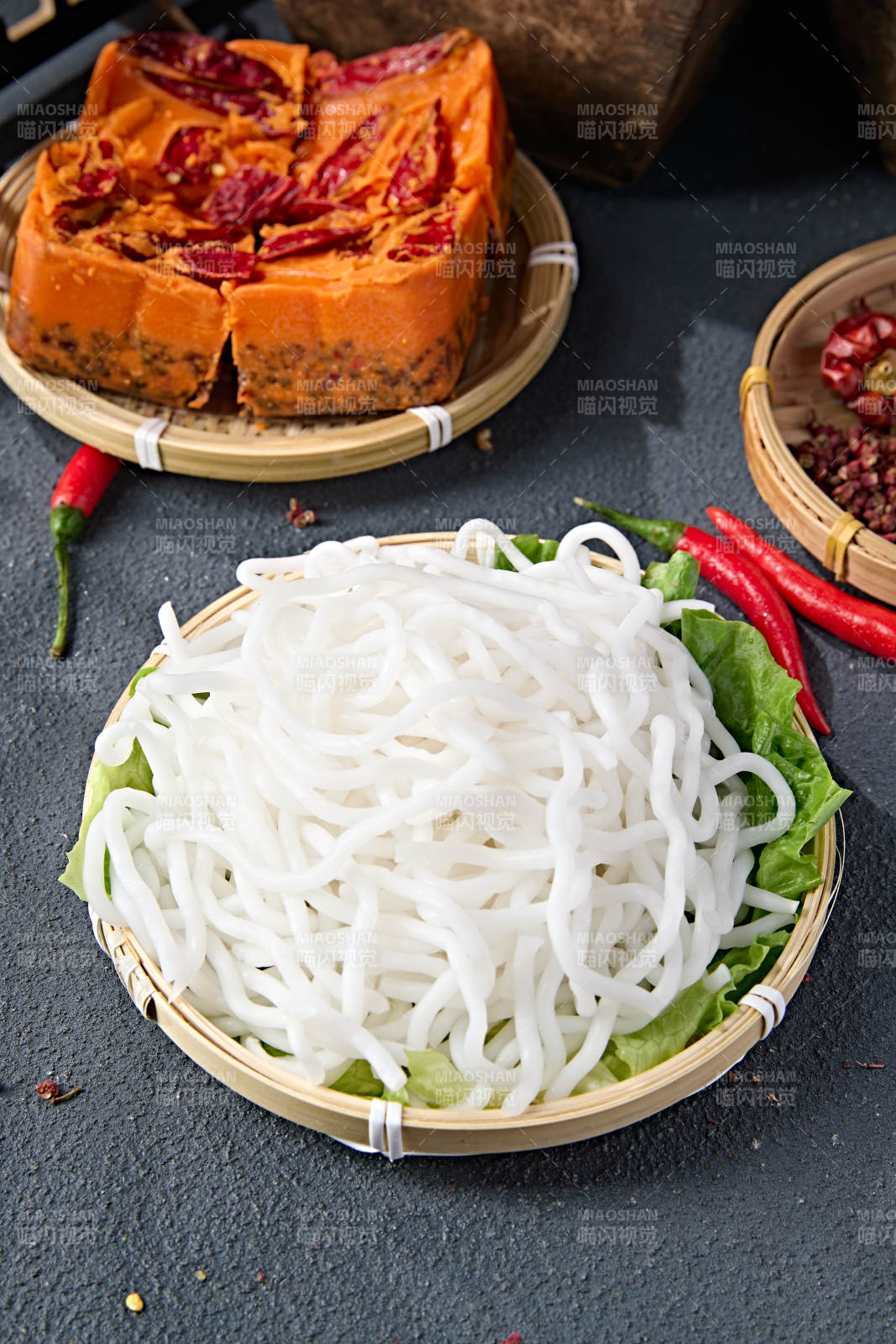 青色瓷盘装的火锅食材土豆粉条