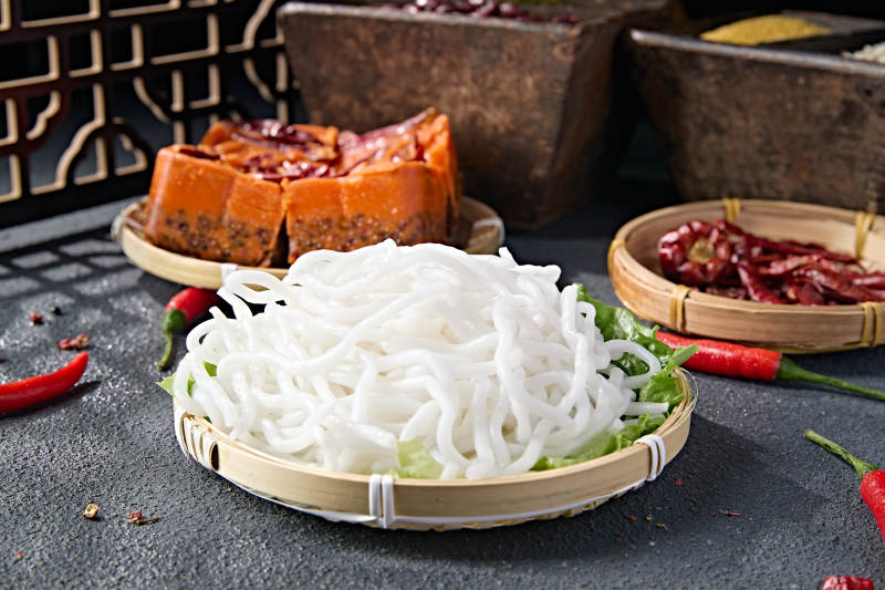 青色瓷盘装的火锅食材土豆粉条