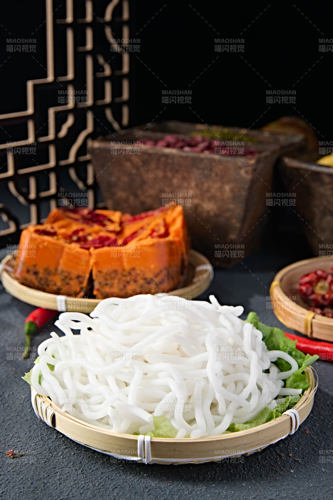 青色瓷盘装的火锅食材土豆粉条