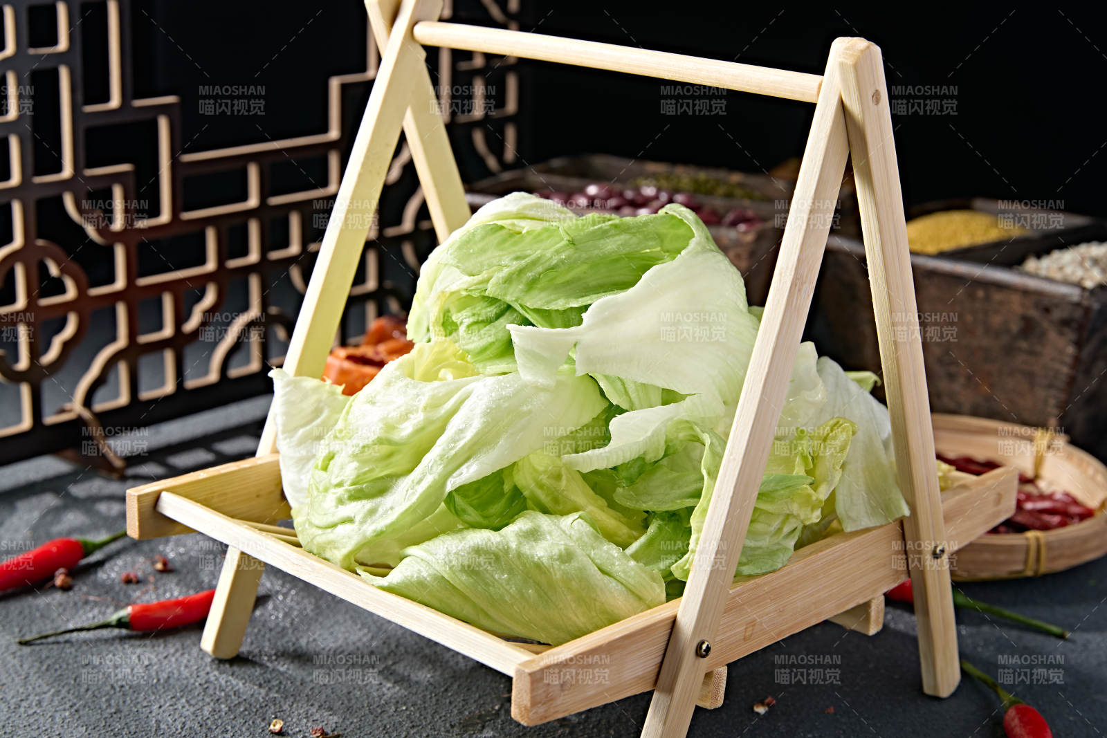 火锅食材一盘新鲜的圆生菜