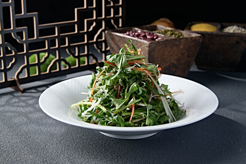 彩椒絲洋蔥絲熗拌手撕苦菊