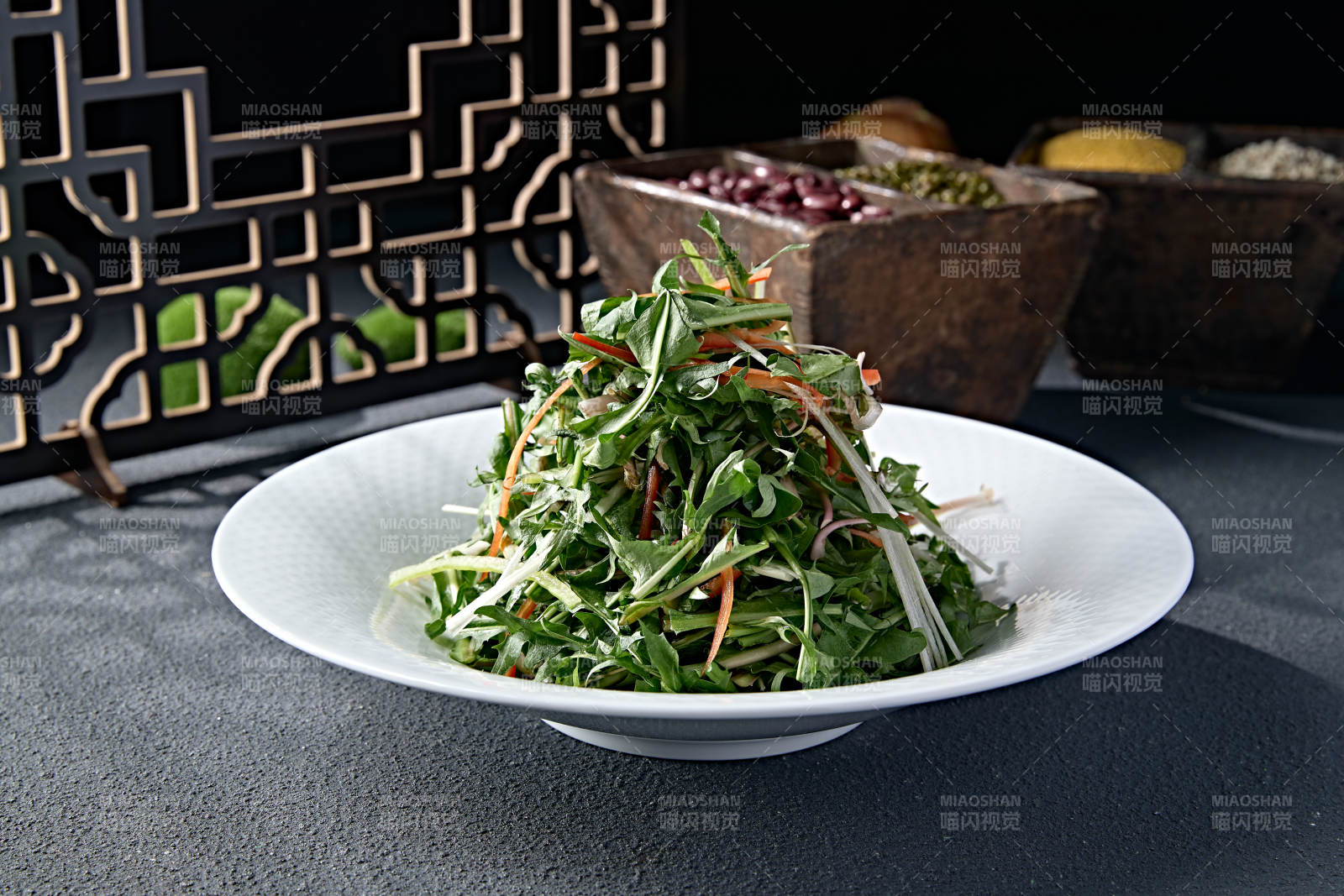 彩椒絲洋蔥絲熗拌手撕苦菊