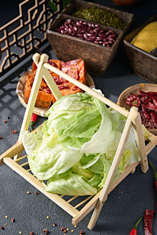 火锅食材一盘新鲜的圆生菜