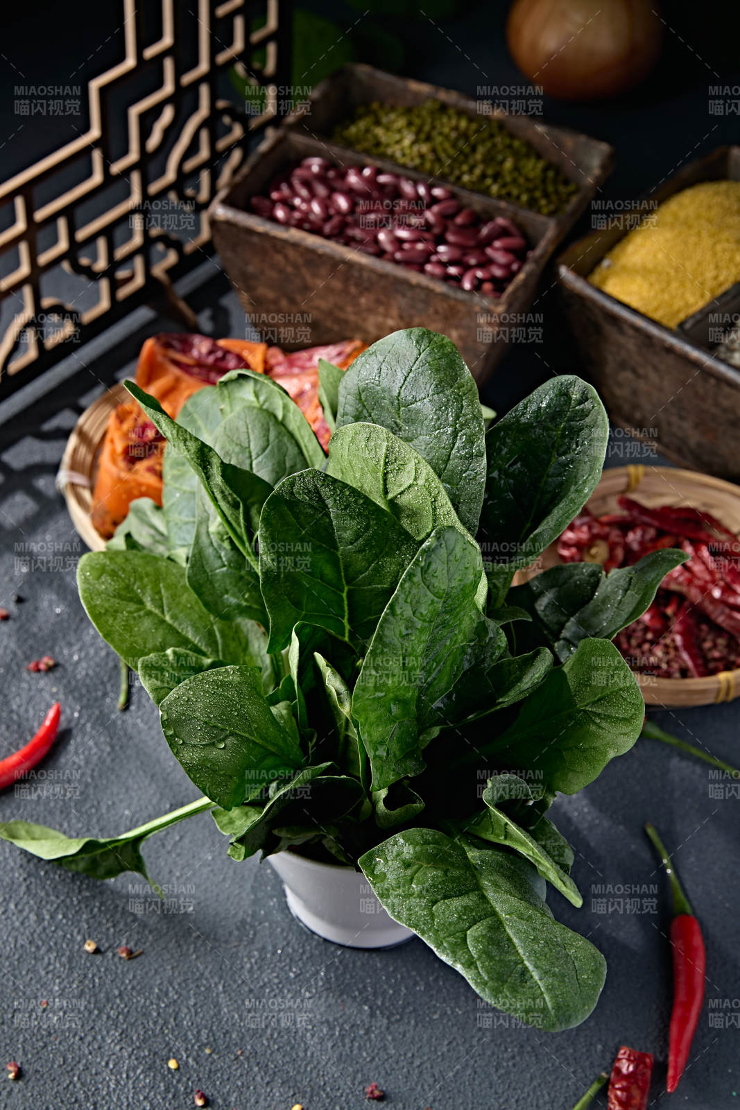 新鮮的火鍋食材鮮嫩菠菜