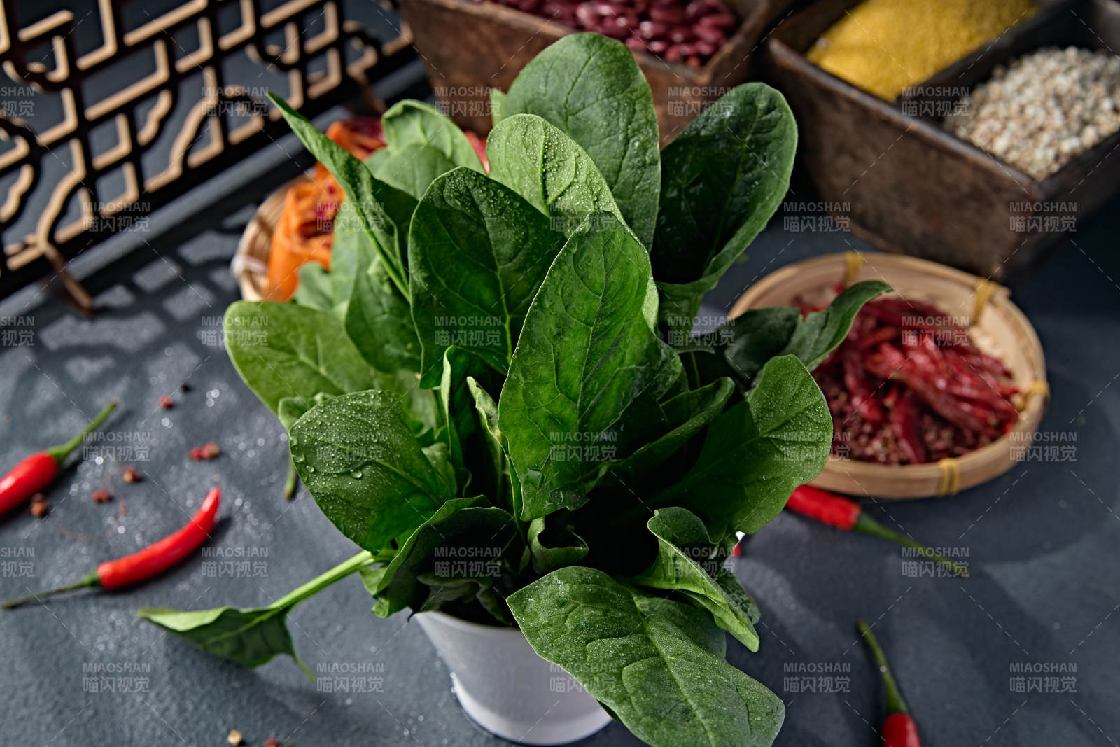 新鲜的火锅食材鲜嫩菠菜