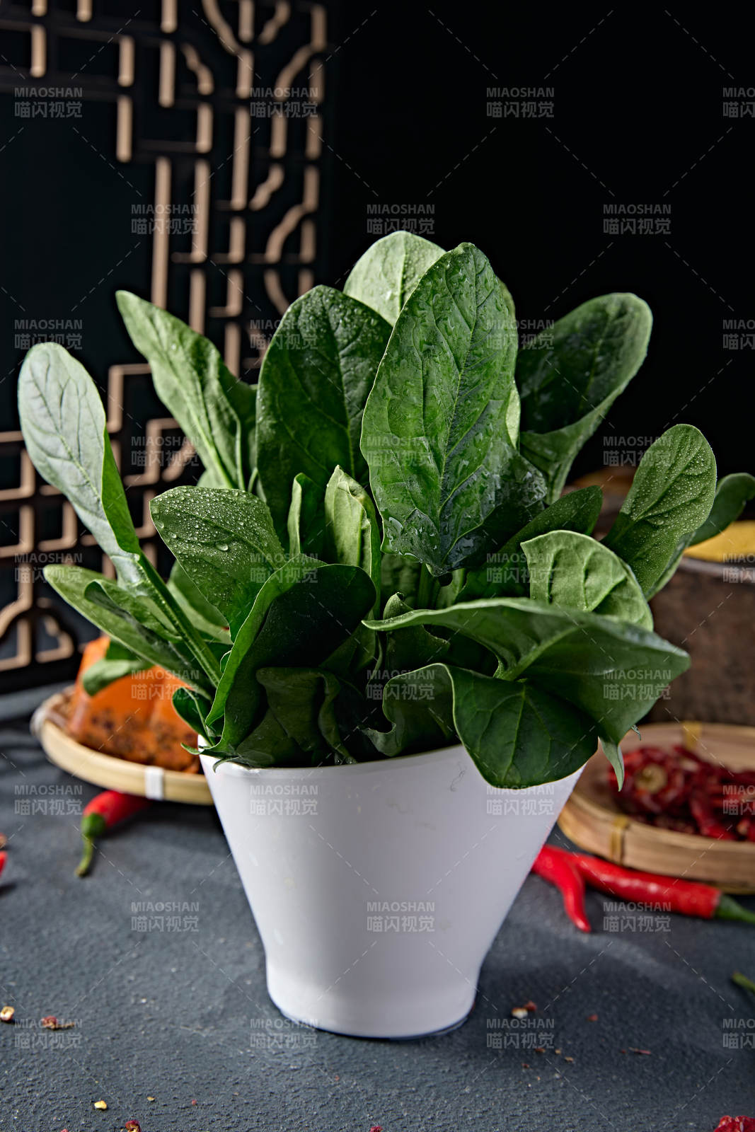 新鲜的火锅食材鲜嫩菠菜