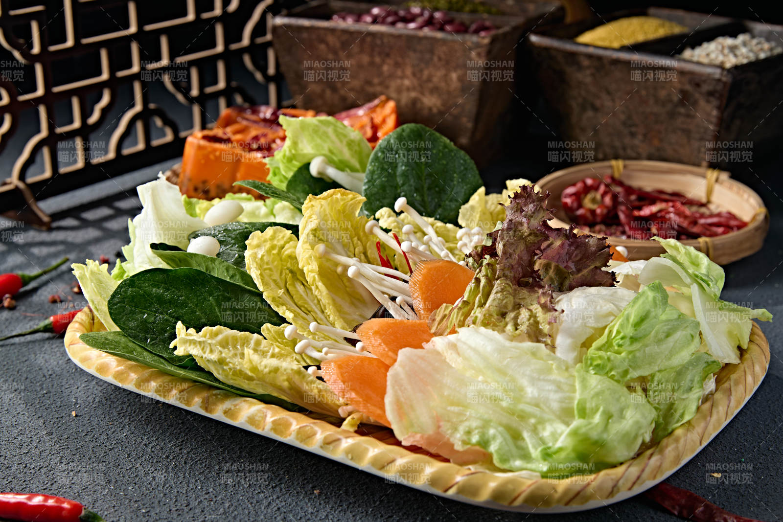 新鮮的火鍋食材蔬菜拼盤