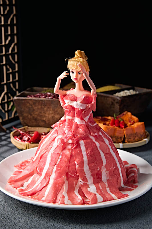 创意摆盘的顶级肥牛切片