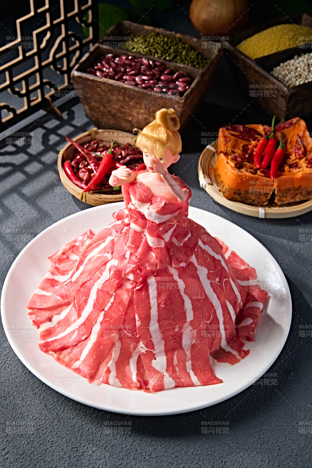 创意摆盘的顶级肥牛切片