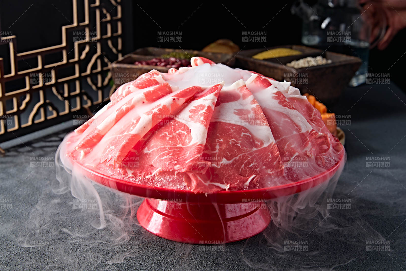 创意摆盘的顶级肥牛切片