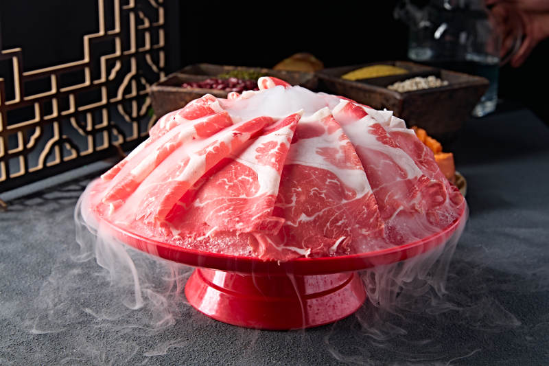 创意摆盘的顶级肥牛切片