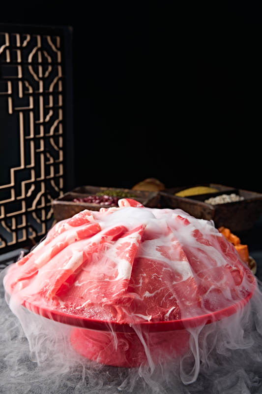 创意摆盘的顶级肥牛切片