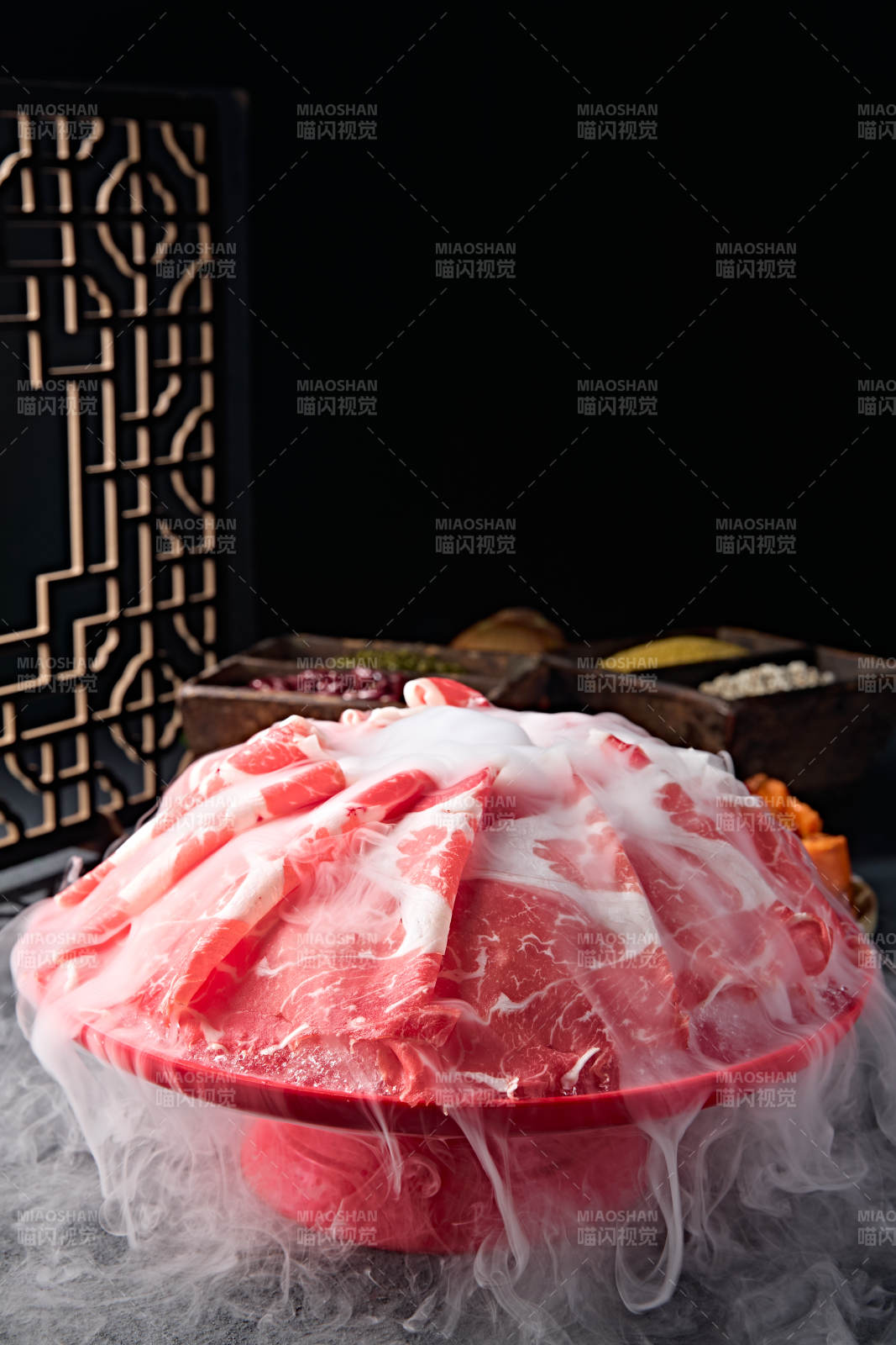 创意摆盘的顶级肥牛切片