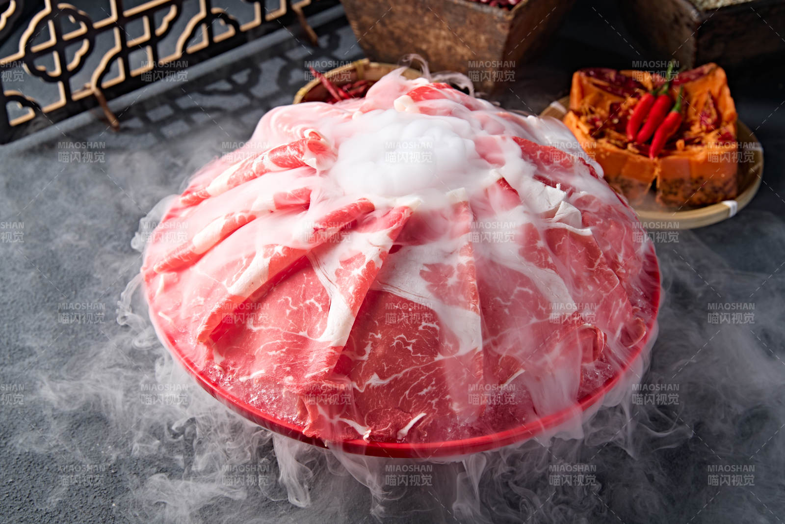 创意摆盘的顶级肥牛切片