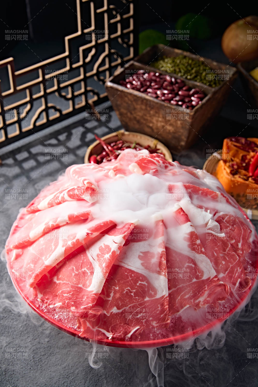 创意摆盘的顶级肥牛切片