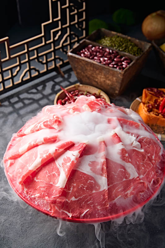 创意摆盘的顶级肥牛切片