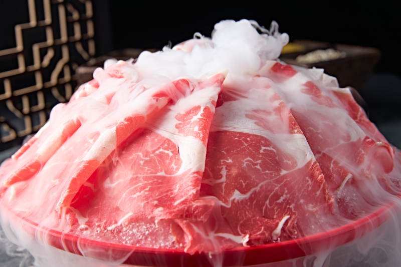 创意摆盘的顶级肥牛切片