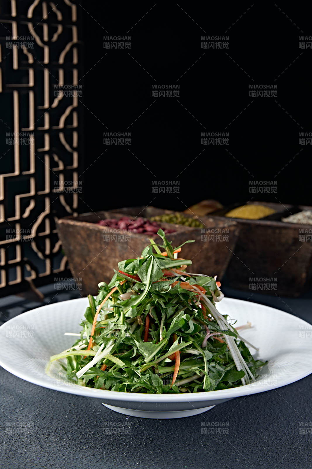 彩椒絲洋蔥絲熗拌手撕苦菊