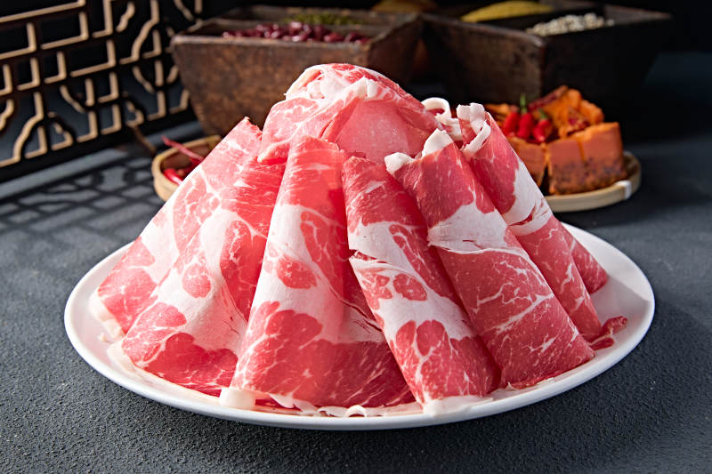 创意摆盘的顶级肥牛切片