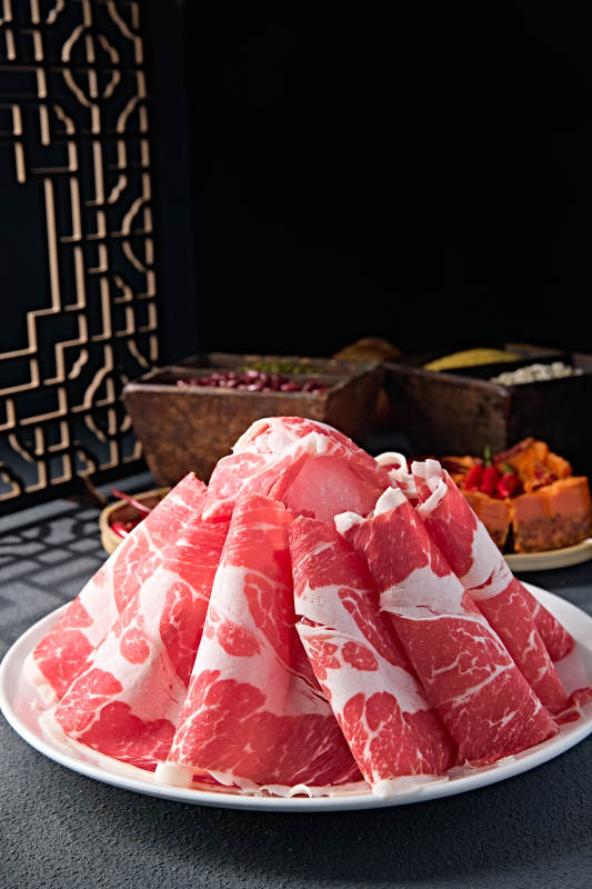 创意摆盘的顶级肥牛切片