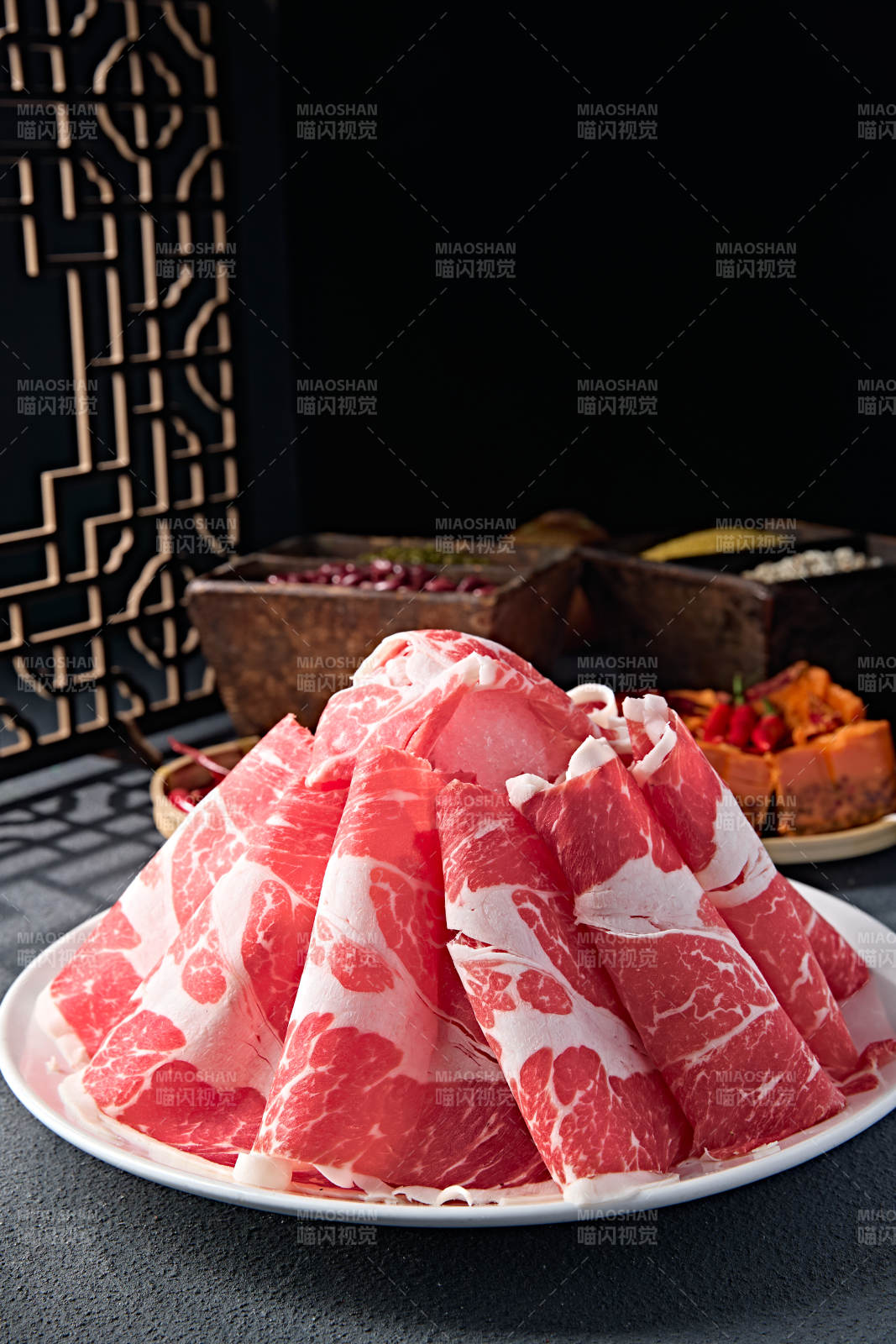 创意摆盘的顶级肥牛切片