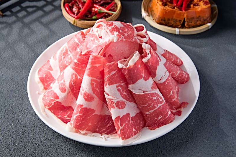 创意摆盘的顶级肥牛切片