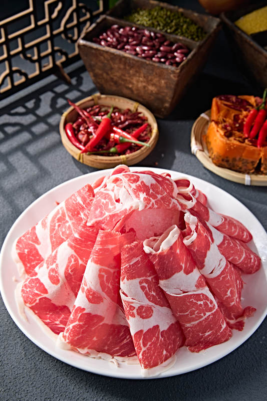 创意摆盘的顶级肥牛切片