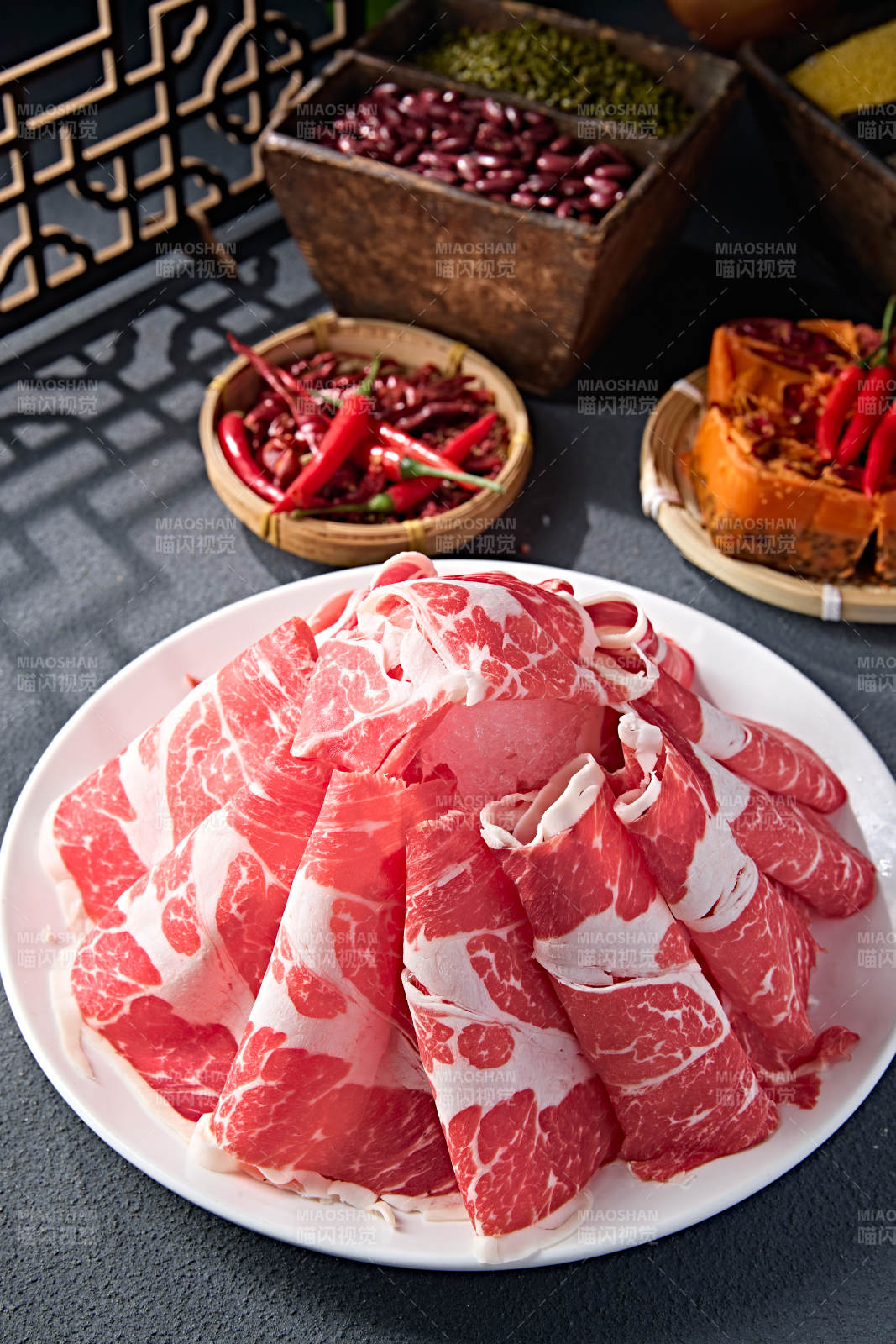 创意摆盘的顶级肥牛切片