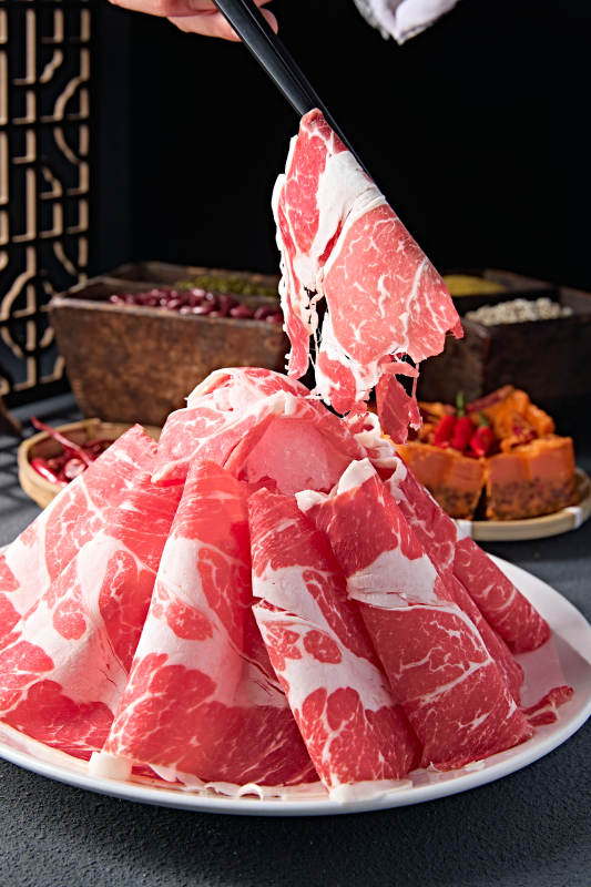 创意摆盘的顶级肥牛切片