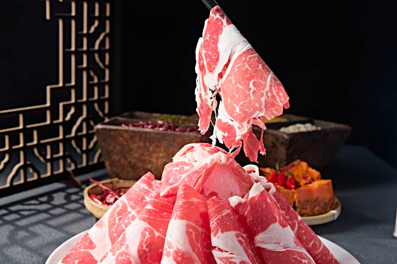 创意摆盘的顶级肥牛切片