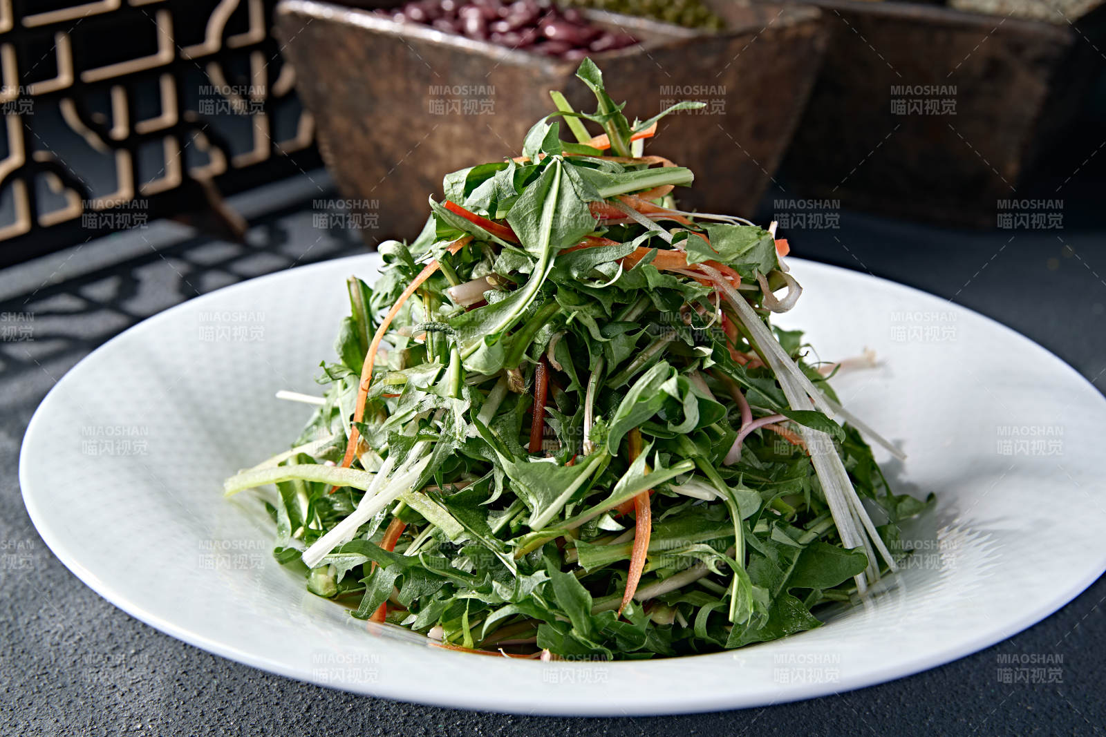 彩椒絲洋蔥絲熗拌手撕苦菊