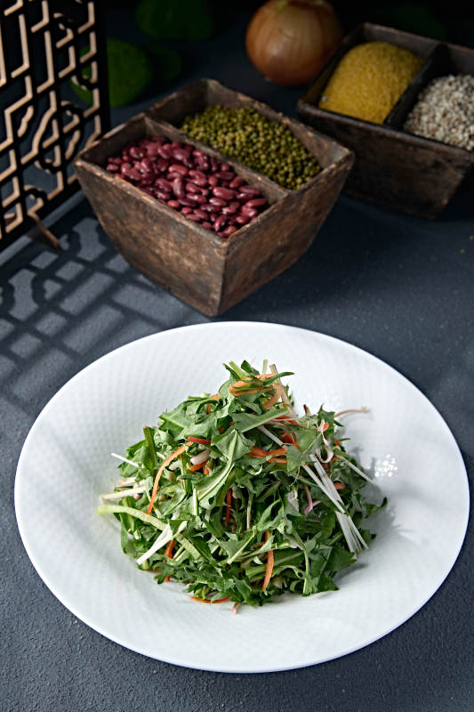 彩椒絲洋蔥絲熗拌手撕苦菊