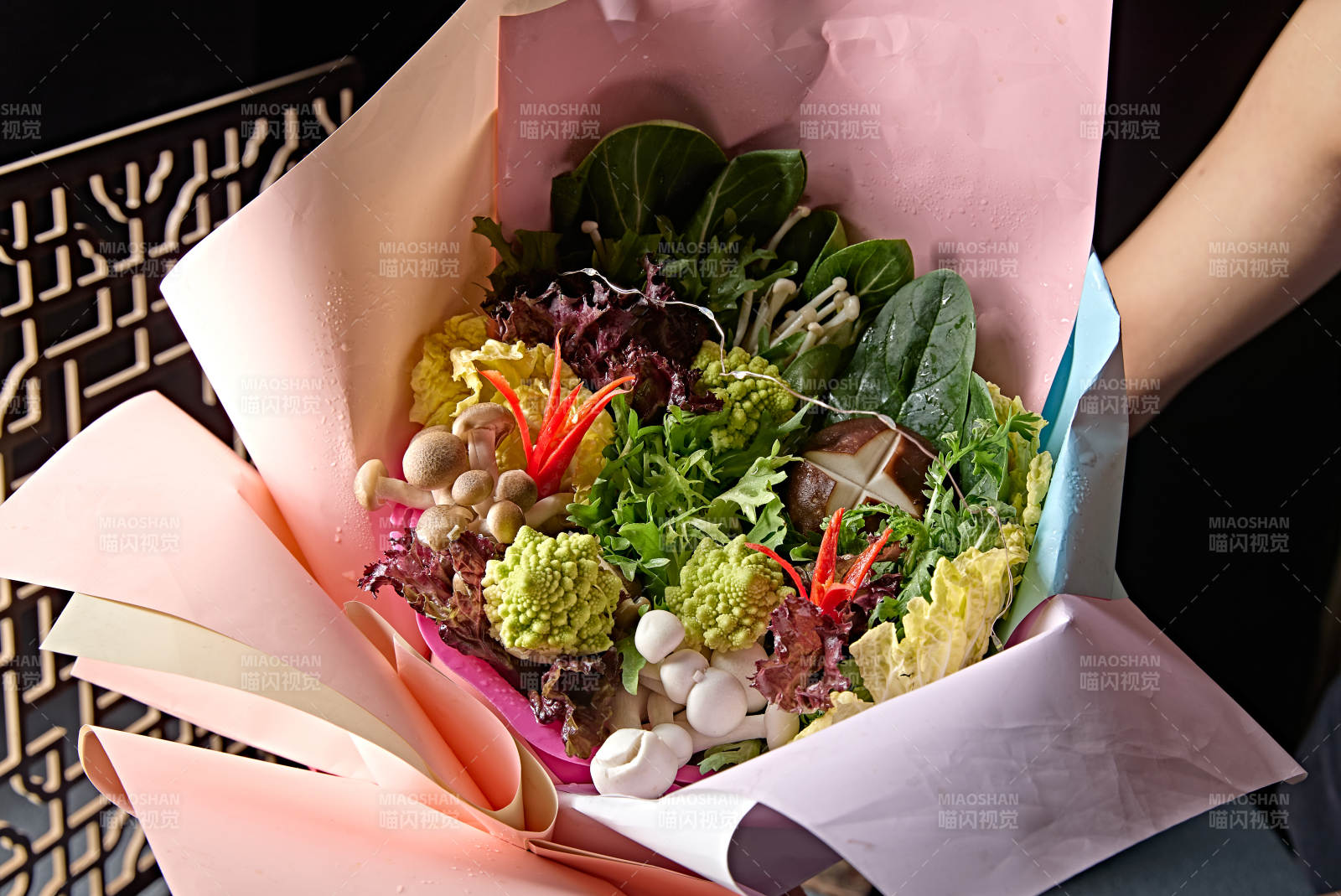 花束状新鲜的火锅食材蔬菜拼盘