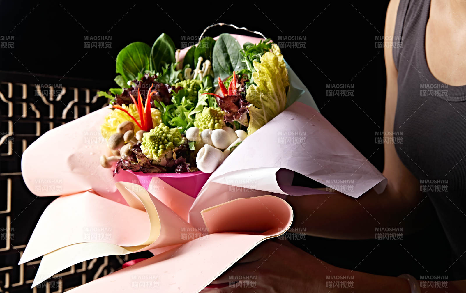 花束状新鲜的火锅食材蔬菜拼盘