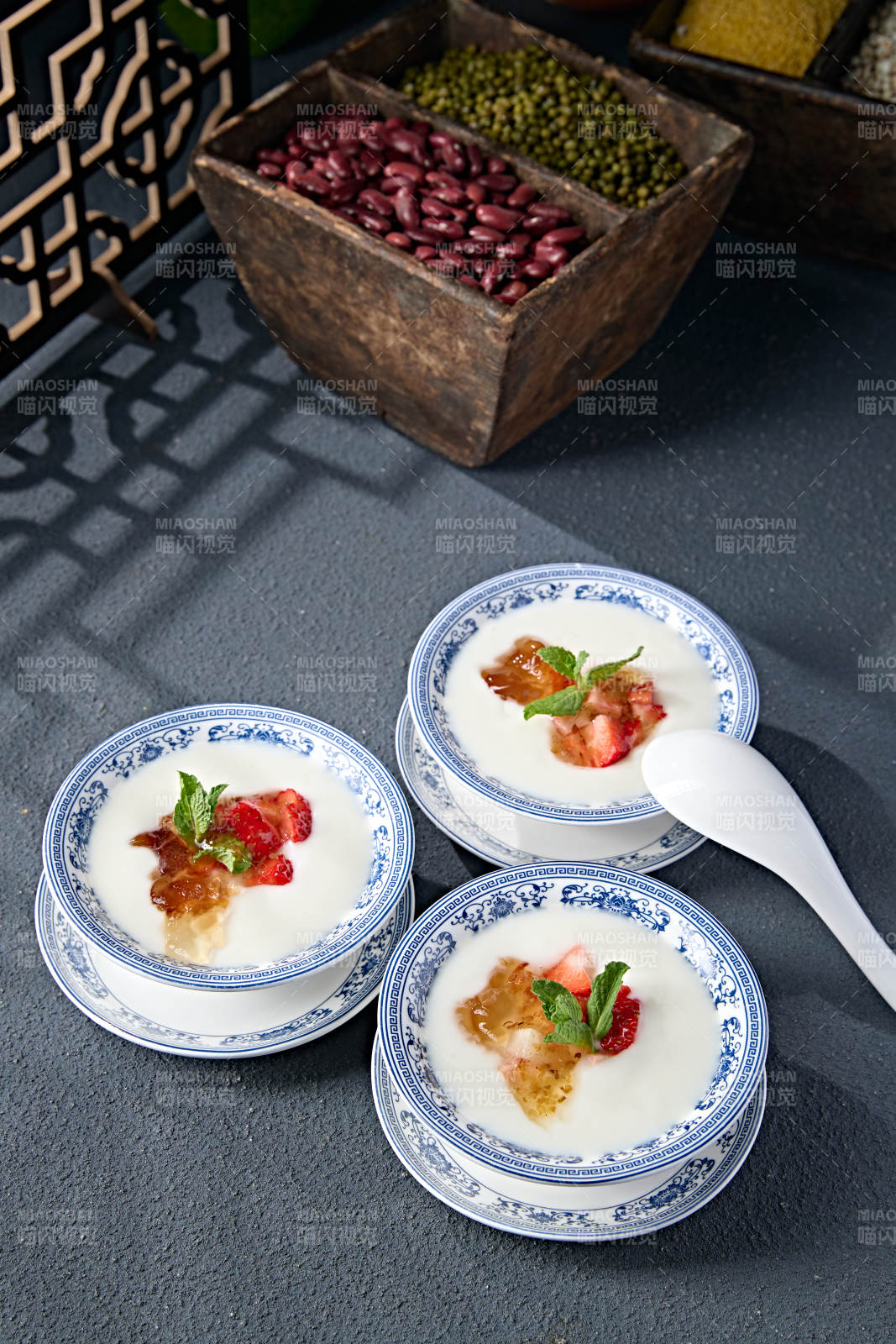 自制桃胶果粒纯酿老酸奶