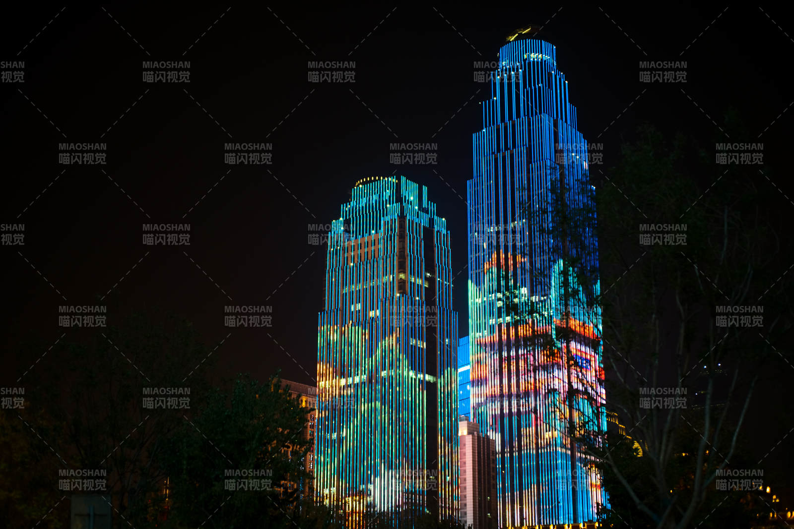 天津—夜幕下的双塔光影