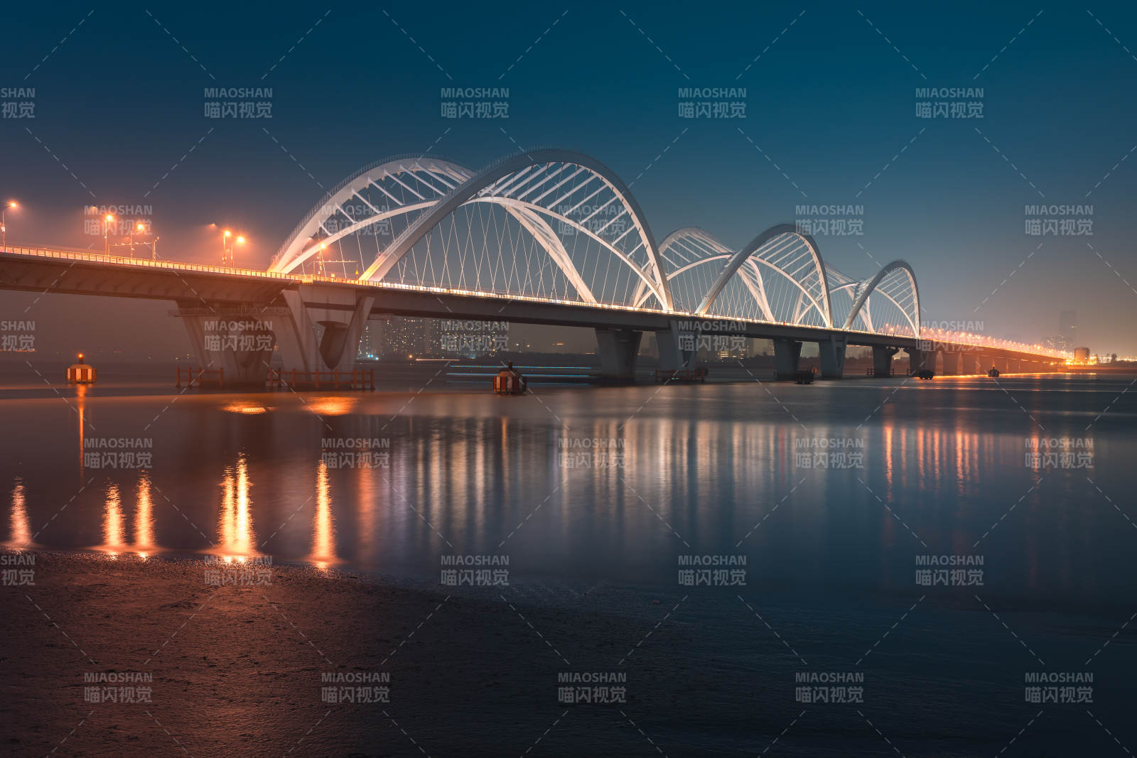 杭州钱塘江九堡大桥 夜桥映水光