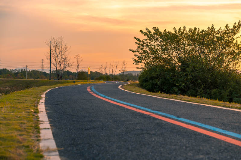 夕阳下的蜿蜒公路