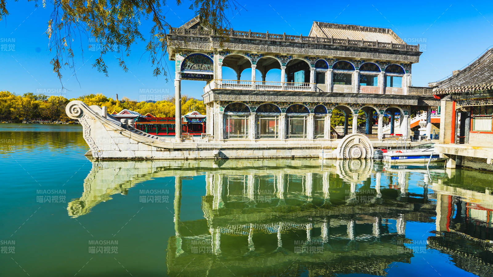 頤和園石坊倒影