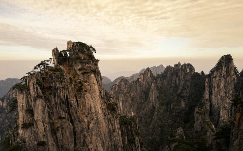奇峰聳立云海間