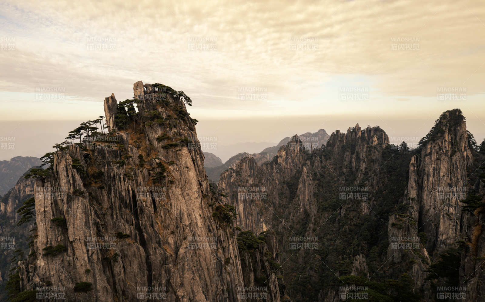 奇峰聳立云海間