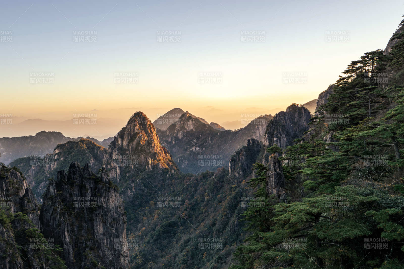 山峦叠翠 日出东方