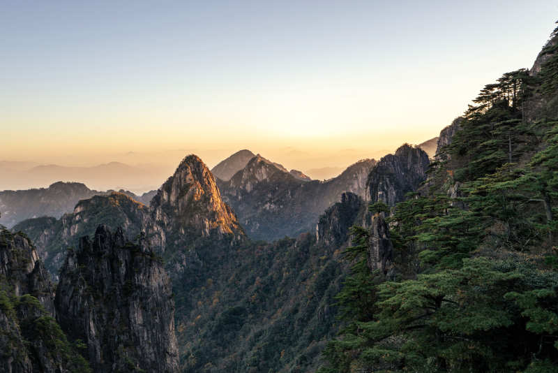 山峦叠翠 日出东方