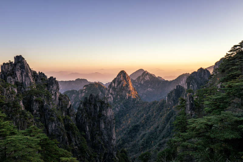 山峦叠翠映晨曦