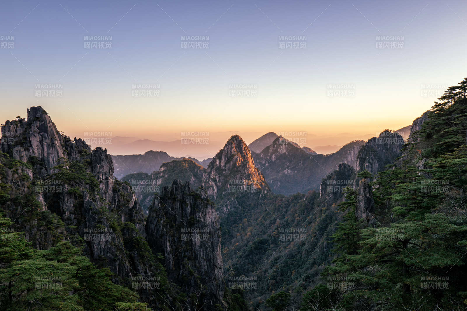 山峦叠翠映晨曦