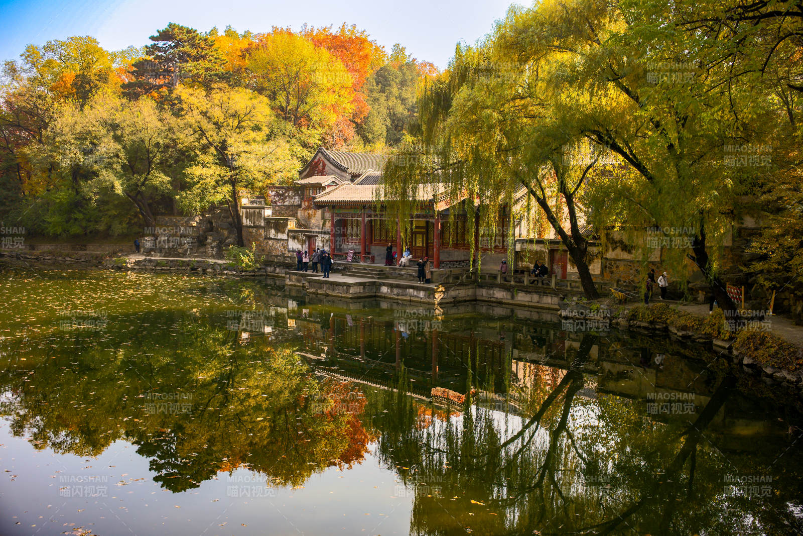 颐和园后溪湖—秋湖映彩林