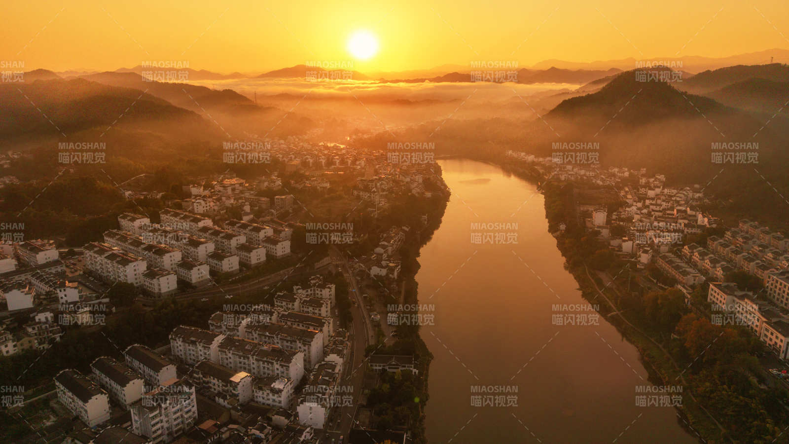 晨曦中的城市河景